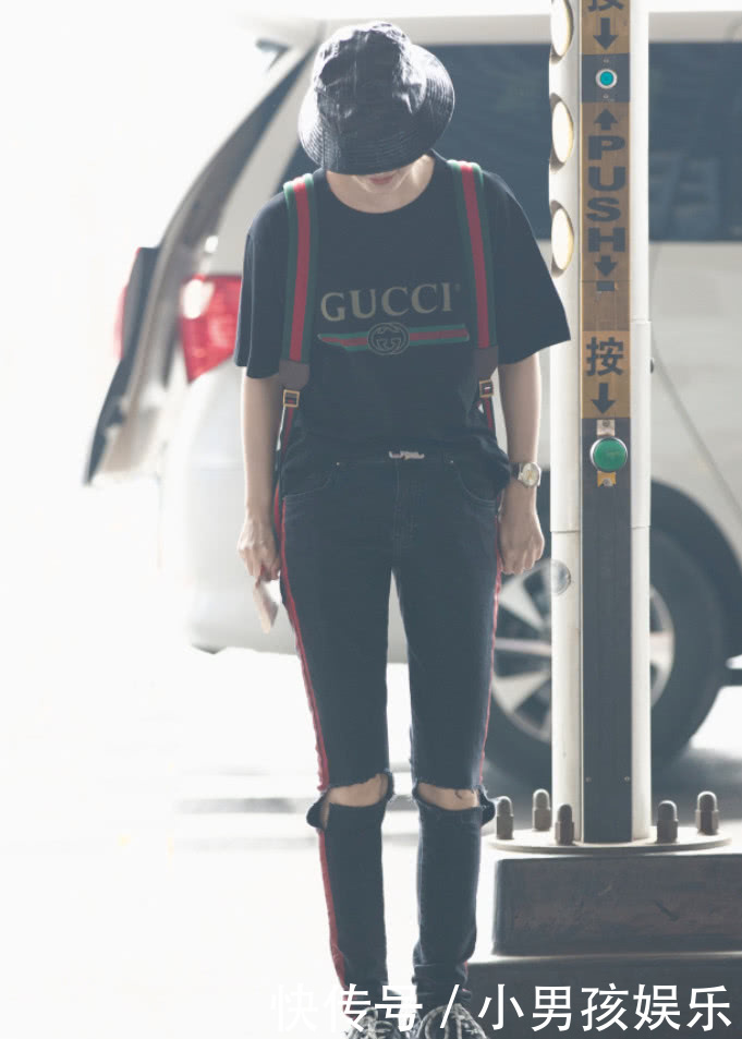 最美面孔周洁琼撞衫李宇春，没李宇春有气场，还爱穿“大叔”鞋！