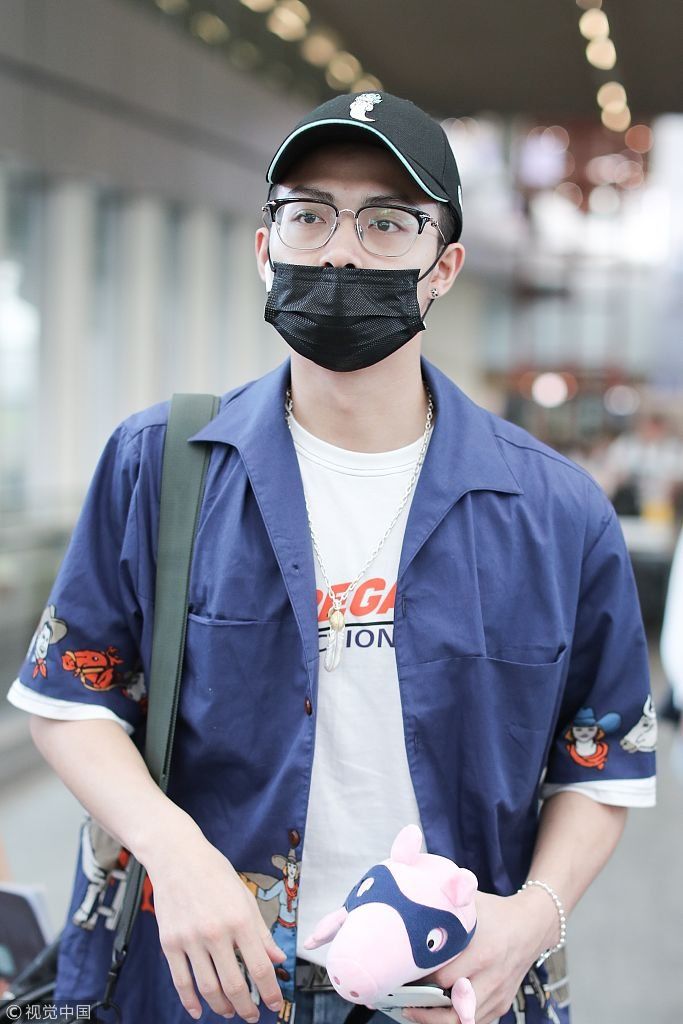 95后小鲜肉张铭恩戴口罩露鼻孔 收粉丝礼物潮男范十足