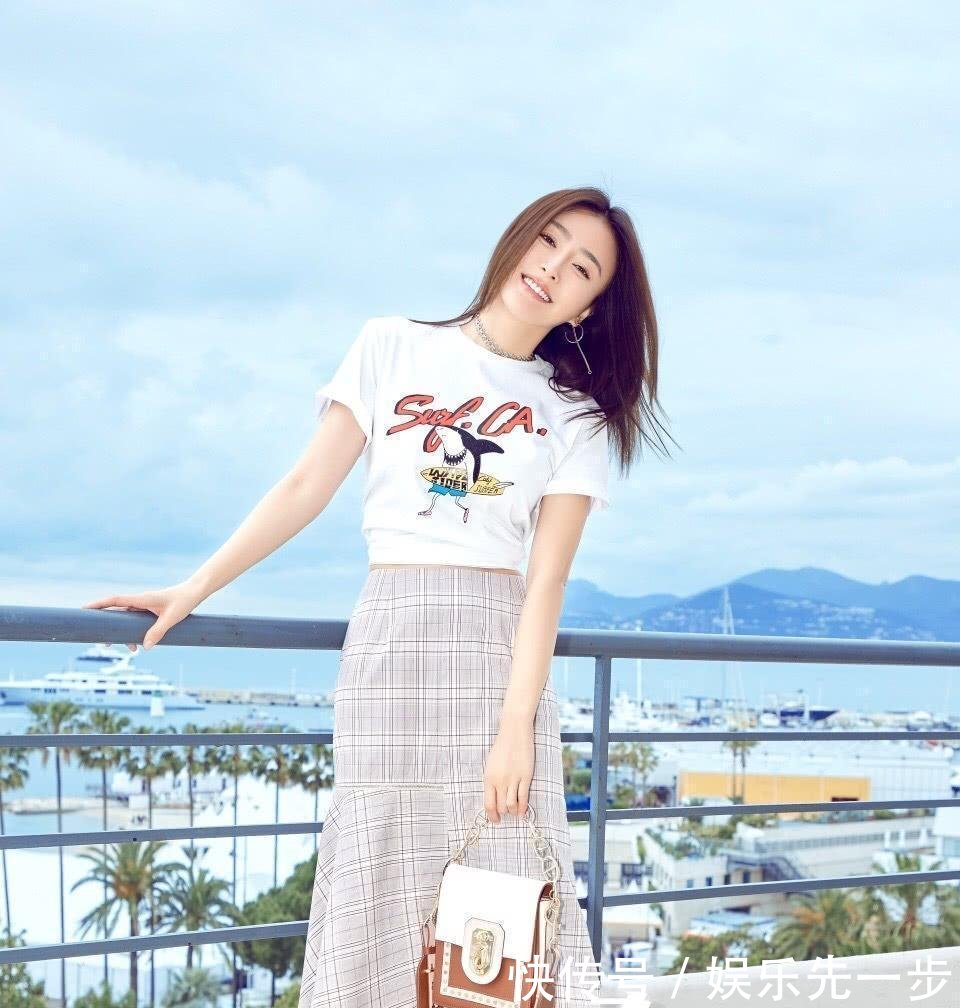 秦岚真会穿, T恤配格子半身裙嫩了不止10岁, 网友: 真有36岁么?