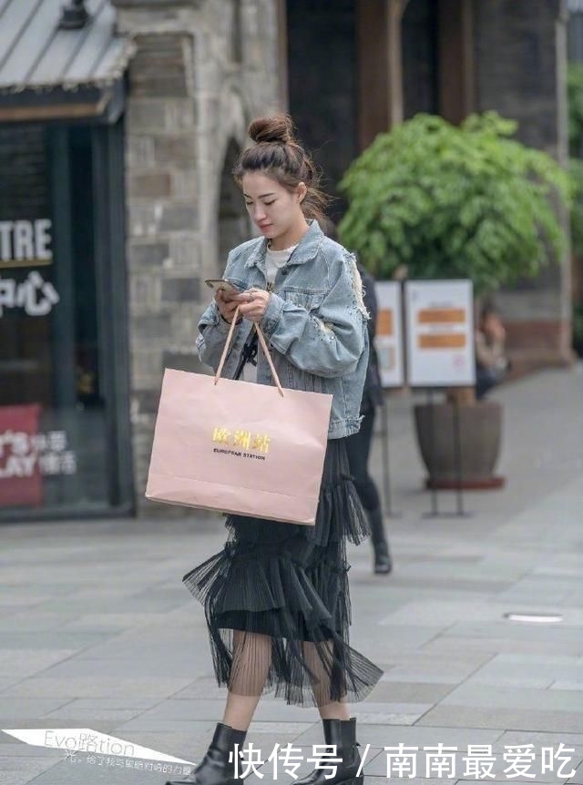 『 格子』一条粉红色格子连衣裙就能搞定，街拍：想要做美丽的女神