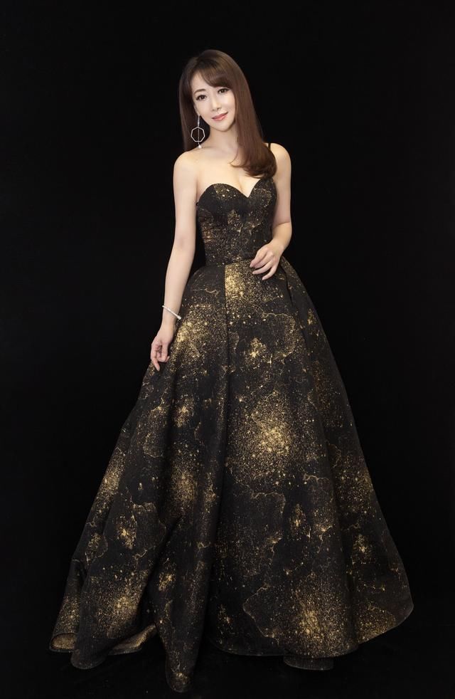 陈紫函胆子真大，黑色连衣裙，身材凹凸有致！