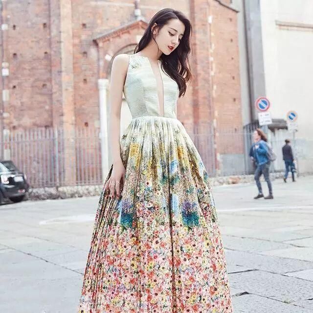 26岁迪丽热巴真厉害，上半身那条缝开得太长了，网友:这身材绝了