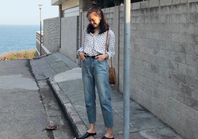 随性淡然的牛仔裤美女，增添女性魅力，忍不住多看一眼