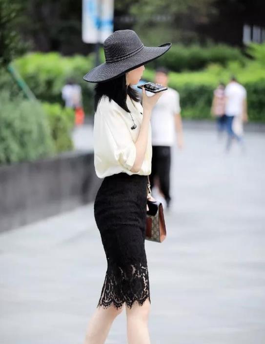 短袖|街拍姿色天然的美女,一件黑白拼接短袖配白色休闲裤,气质十足
