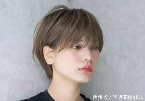  『气质』中年女性过年烫这些发型才显年轻，气质