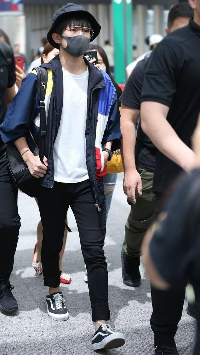 易烊千玺火到国外，带猫咪拍广告，一身潮装让韩国机场都瘫痪了!