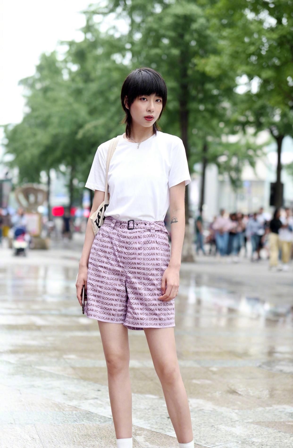 「上线」美女街拍:如果我消失了,谁会每天开着微信傻傻的等着我上线