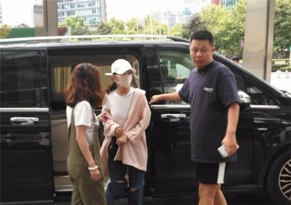 赵丽颖竟裹毛衣捂肚子，网友称冯绍峰曾陪同产检，医生曝年底完婚