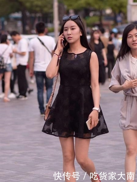 #驾驭#街拍:黑色裙子不仅显瘦百搭,还能轻松驾驭不同场合