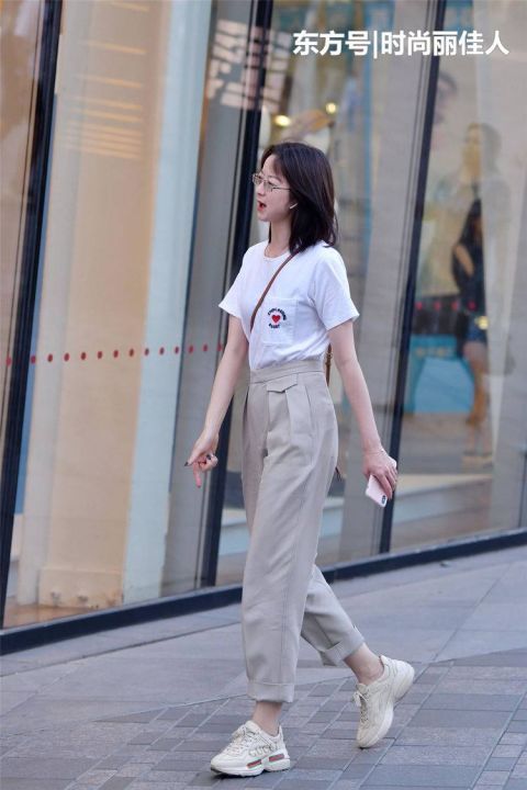 「美女」美女选择高跟鞋搭配长裤,时尚大方,穿出自己的味道来