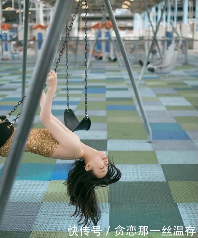 「 金色」穿金色抹胸连衣裙开叉到大腿根,这身材真令人羡慕,被倪妮美到了