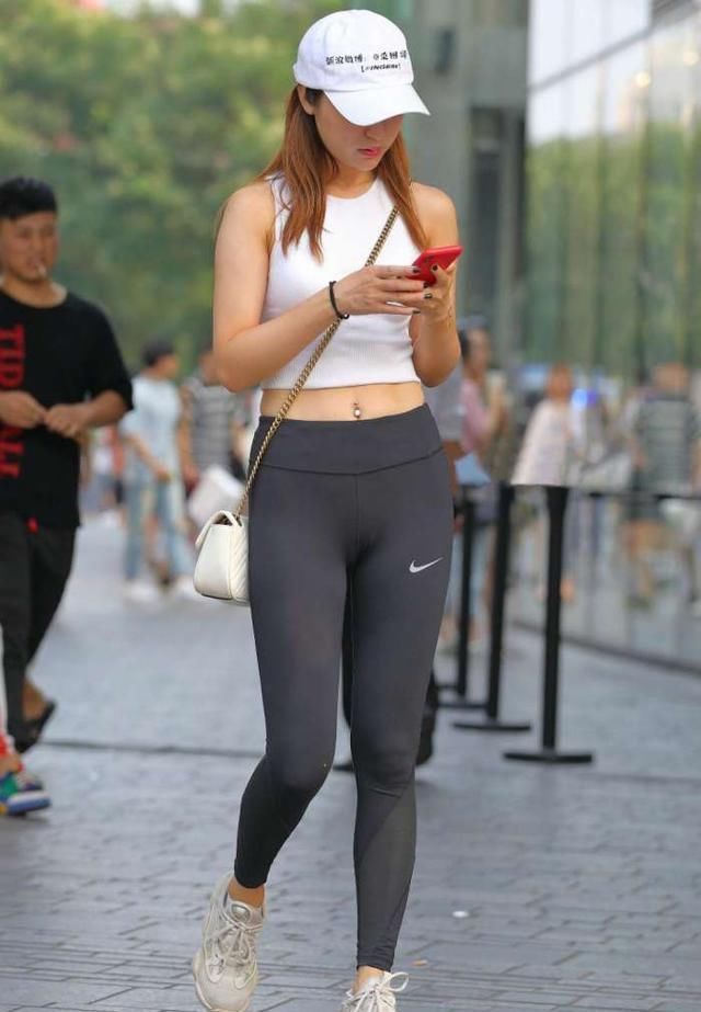 当健身已成为生活的一部分时，行走中健身的美女展示瑜伽裤的魅力