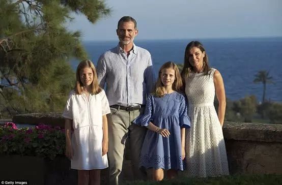 太养眼:西班牙王室海边度假，小公主把两百块Zara穿出贵族感