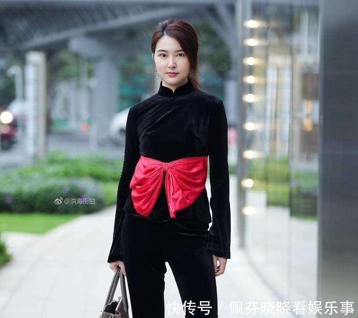 『小姐姐』街拍:优雅的白色V领雪纺衫,小姐姐穿出仙气十足的女神范