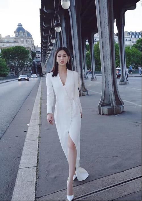 # 出纱裙#锁骨太明显，曲线好得让人羡慕，黄圣依这身材还穿纱裙真绝了