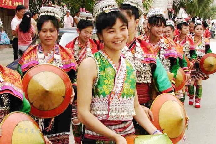 云南有两个以腰带命名的民族，这个民族据说是皇族后裔