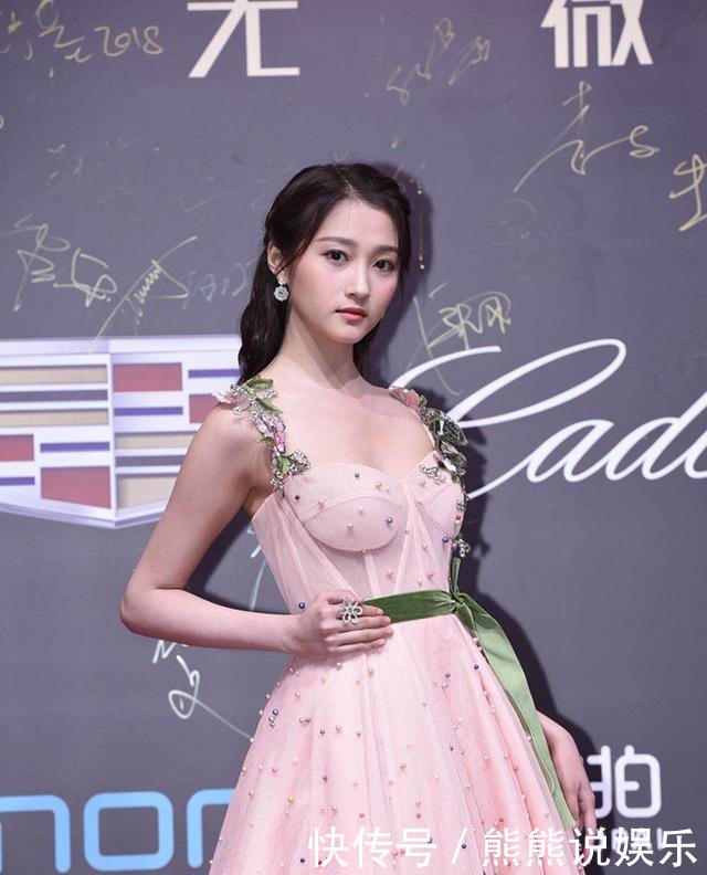 20岁关晓彤逆袭了，穿粉色吊带裙美炸天，谁说她衣品不好？