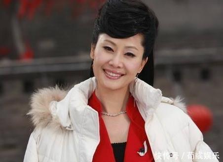 她34歲時離婚享受正師部待遇,曾是國內最美女歌手,今與醜人結婚