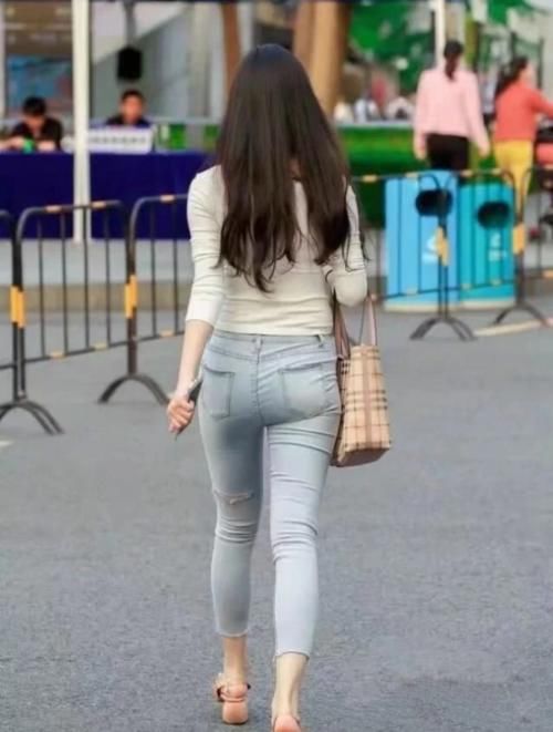  「最傲」“掏个洞”的紧身牛仔裤，最傲娇的紧身衣女神，网友：太突出！