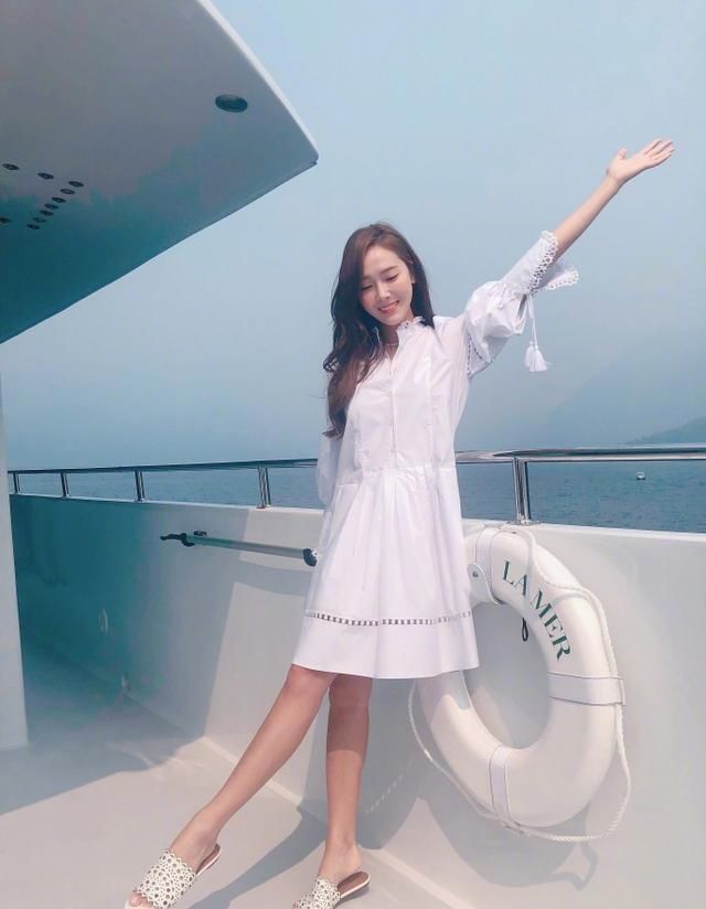 Jessica妍加拿大度假波西米亚风长裙造型出镜,网友:美若天仙