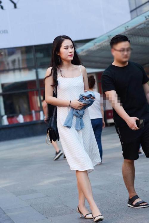 靓丽街拍: 优雅长裙美女, 下蹲捡东西时候, 我是不是该干点什么!