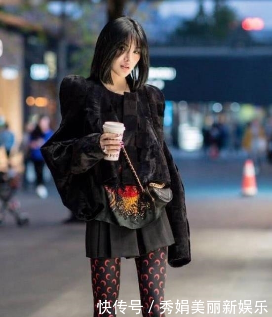 #美女#街拍:秀丽端庄的美女,一件水墨上衣配牛仔休闲裤,时尚大方气质