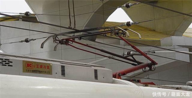  [速度]高铁一边运行一边充电，那么快的速度“充电器”为什么不