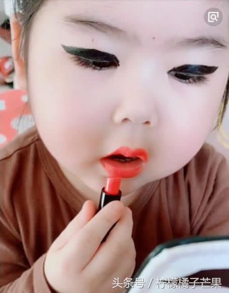 4岁小女孩偷妈妈的化妆品化妆，化完妆后我看愣了