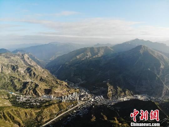 秋日航拍甘肃舟曲县城崇山峻岭环绕焕发新生机