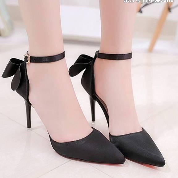 尖头高跟鞋打造优美弧度曲线,勾勒纤纤玉足