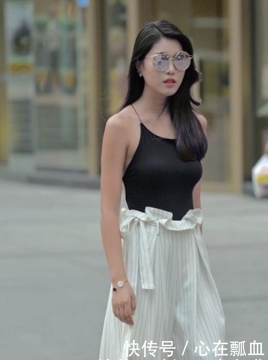 『美女』街拍:阔腿裤搭配黑色吊带衫,美女身材苗条有致,让人无法遗忘