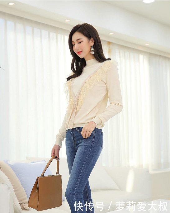 路人街拍，微胖小姐姐穿着休闲又运动，大长腿迷人而抢镜！