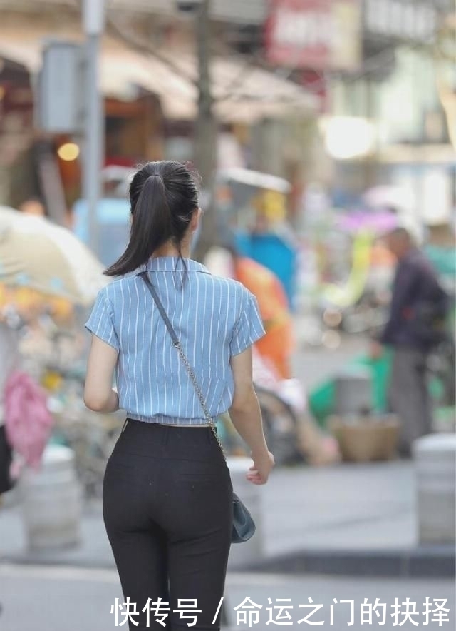 「优雅」时尚街拍成熟的小姐姐一身粉嫩装扮，紧身牛仔裤笔直修长