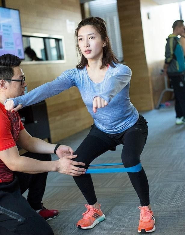 江疏影素颜健身照曝光,大长腿太抢镜,简直是美出了新高度