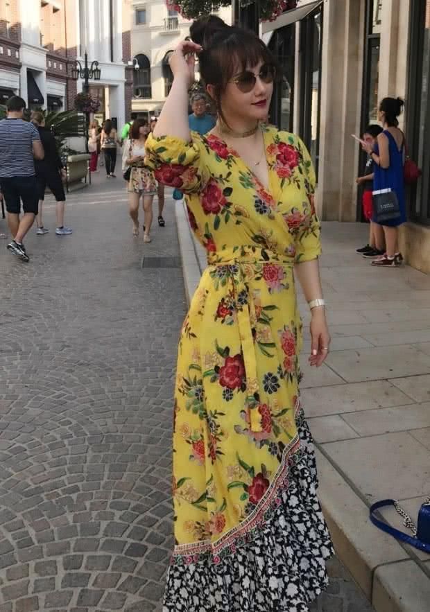 她是有望接替邱淑贞的“晶女郎”，如今跨行做微商，依旧很性感！