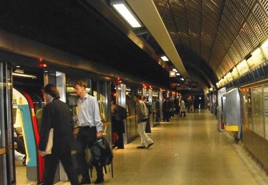 英国是怎么评价各国地铁的?日本地铁安静，中国地铁就两个字