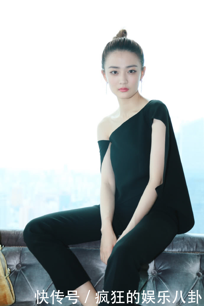 徐璐太胆大了！竟敢把短裙提到腿根，网友：为显腿长呗！