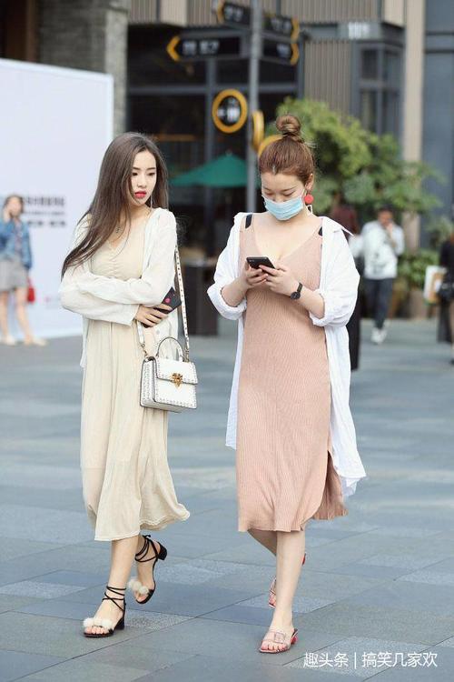 路人街拍:优雅的小姐姐,镂空长裙秀出美肩美腿,非常吸引人