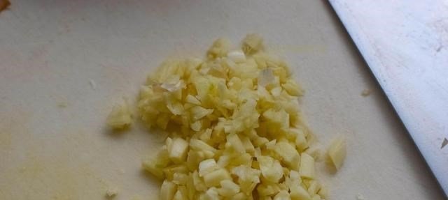  把蛏子■春天，这菜要常吃，蒸一蒸味道特鲜美，营养大脑，全家人受益