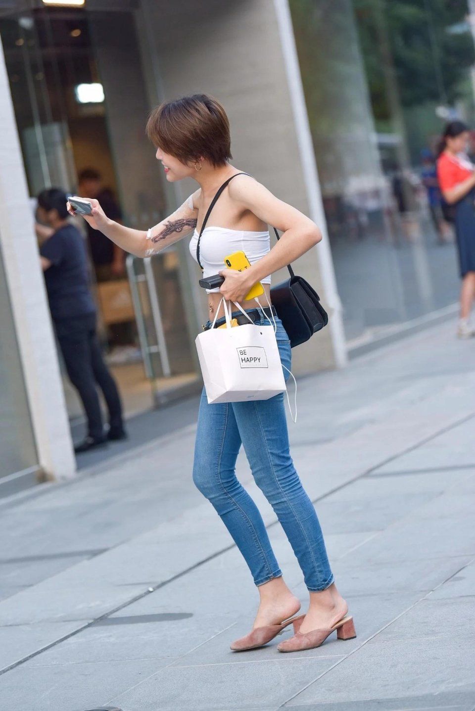 街拍：短发的超俏丽美女