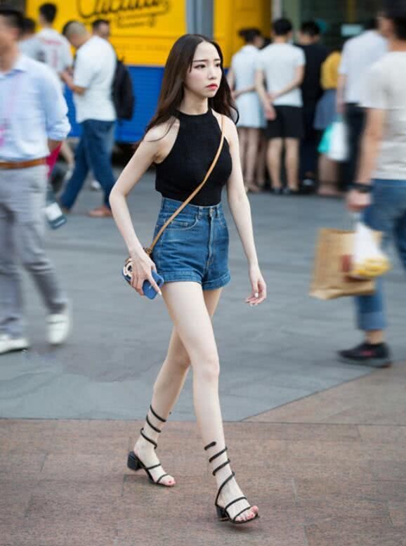 街拍：170美女紧身裤大长腿，遇到150小姐姐，瞬间被KO？