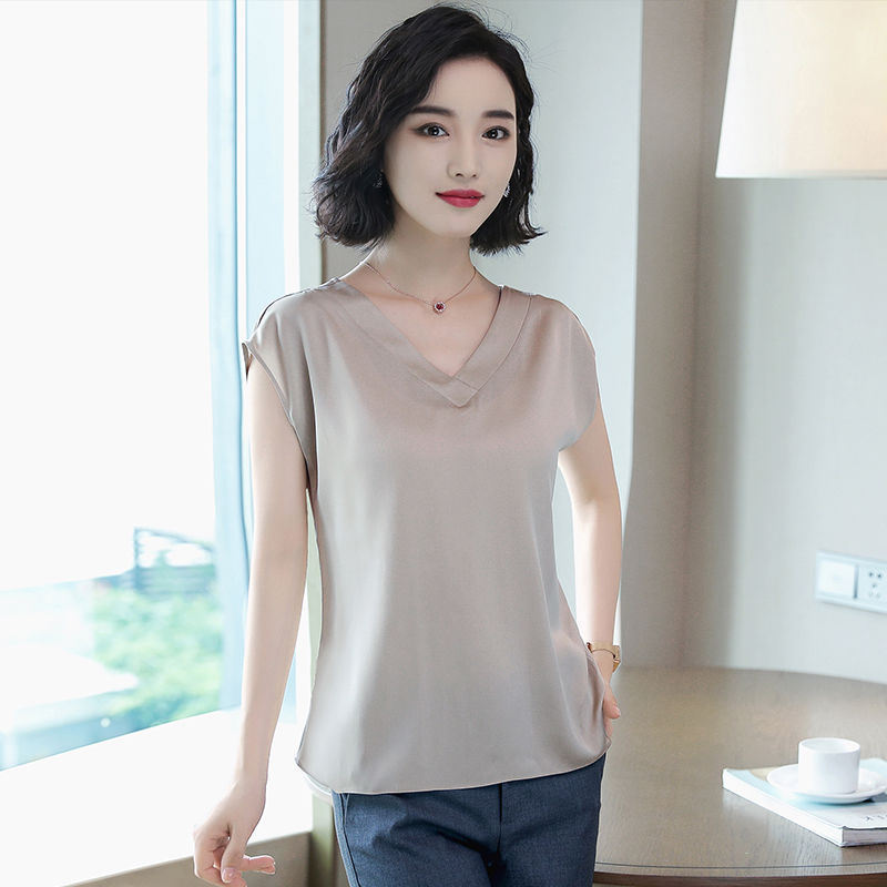 去趟香港，53岁老妈连买三件真丝裙，上身高贵优雅，看像30岁