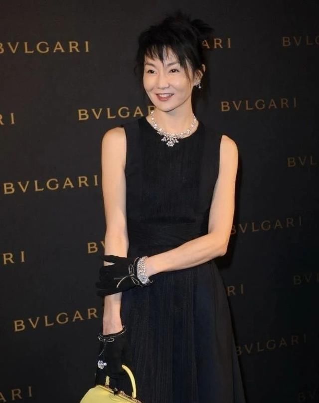 『 脸部』一袭红裙难掩消瘦身材,脸部松弛得好雷人,55岁张曼玉久违亮相