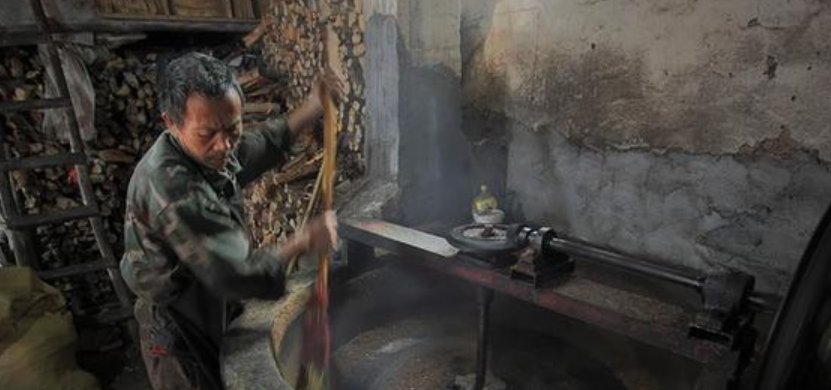  油渣饼@农村在榨油，不用钱，但榨出来的菜籽渣和花生渣不给你，