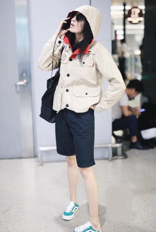 王紫璇成瘦子界王者，看完她的“牙签腿”，还追郑爽的漫画腿吗？