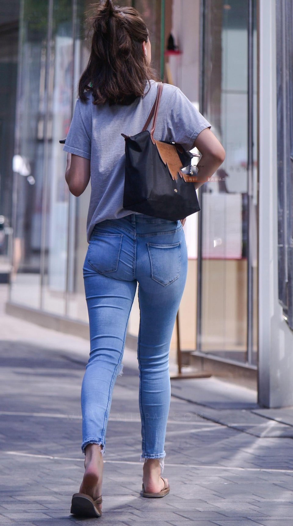 气质小姐姐丸子头披发女神范儿,破洞牛仔裤有点微胖才是美