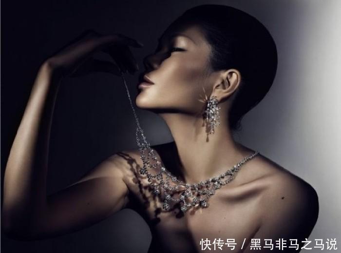 『品牌』她们是首屈一指的超模,身材好到爆,长相太“丑”,但越看越有味