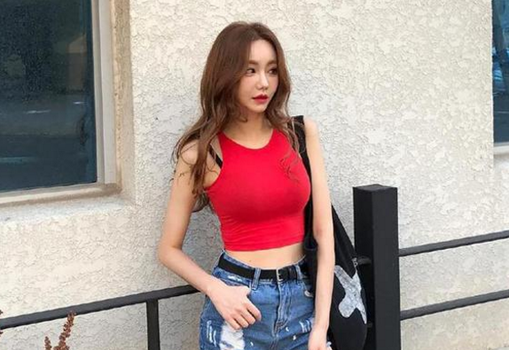 街拍：身姿丰盈的牛仔短裤小姐姐，随意搭配都很时髦！