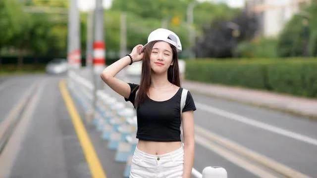 街拍：小美女淡紫色抹胸上衣小短裤出街，皮肤白嫩美腿诱人！