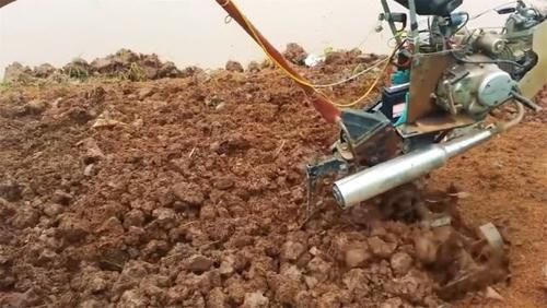 农村小哥自制“摩托车”松土机，300元造一台，一天松土6亩地